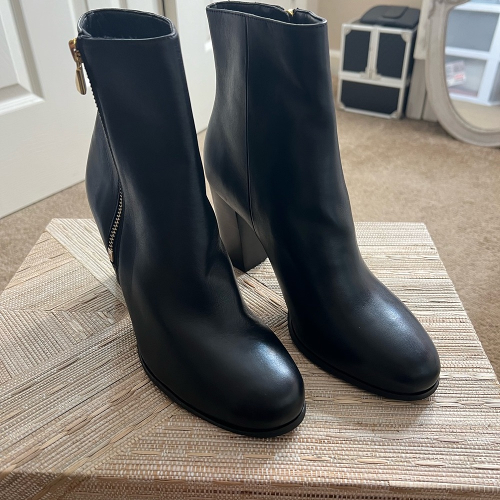 New Micheal Kors Booties size 8